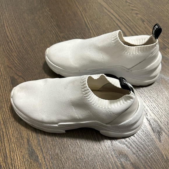 Schutz White Ladies Knit Slip-On Sneaker Size 8 - Picture 3 of 6